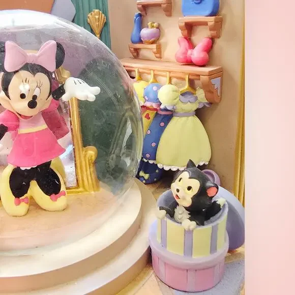 Vintage Disney Minnie's bou-tique With Minnie & Daisy Snowglobe Rare - Picture 4 of 16